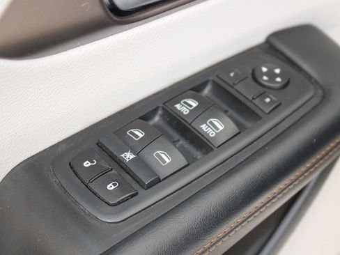 Used 2017 Chrysler Pacifica Touring-L image 11