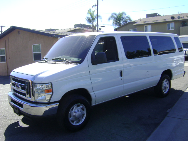 Used 2009 Ford E-350 and Econoline 350 Extended Wagon Super Duty RWD image 4