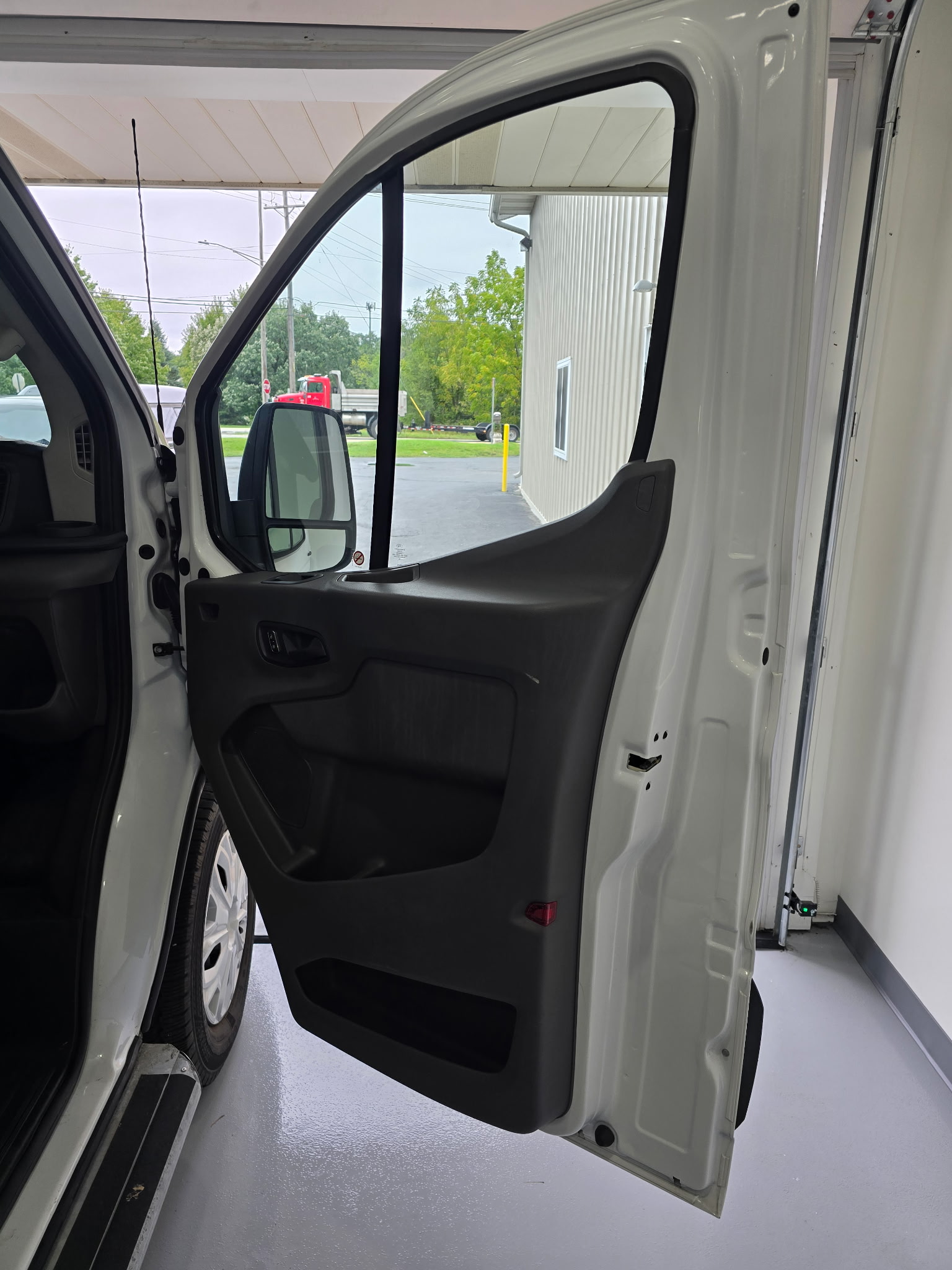 Used 2025 Ford Transit 250 Low Roof RWD image 8