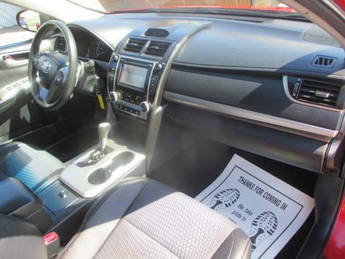 Used 2012 Toyota Camry SE image 3