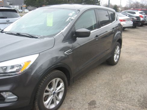 Used 2017 Ford Escape SE image 1