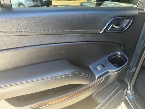 Used 2019 Chevrolet Suburban LT image 9