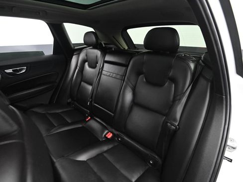 Used 2019 Volvo XC60 T5 Momentum w/ Multimedia Package image 43