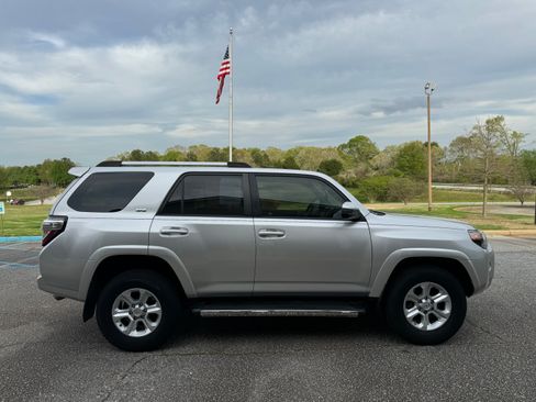 Used 2020 Toyota 4Runner SR5 image 3