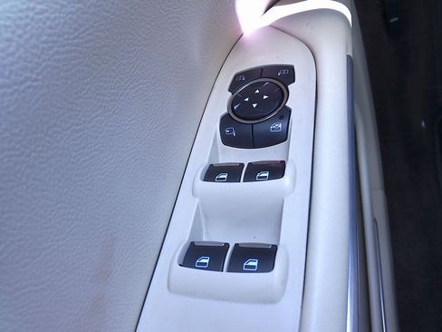 Used 2015 Lincoln MKZ image 24