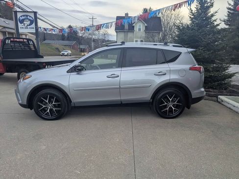 Used 2018 Toyota RAV4 SE image 2