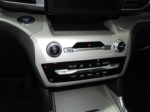 Used 2023 Ford Explorer XLT image 36