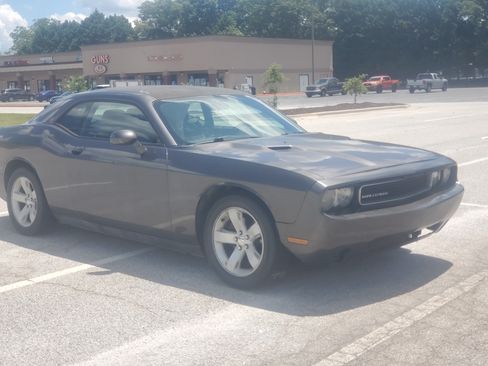 Used 2013 Dodge Challenger SXT image 4
