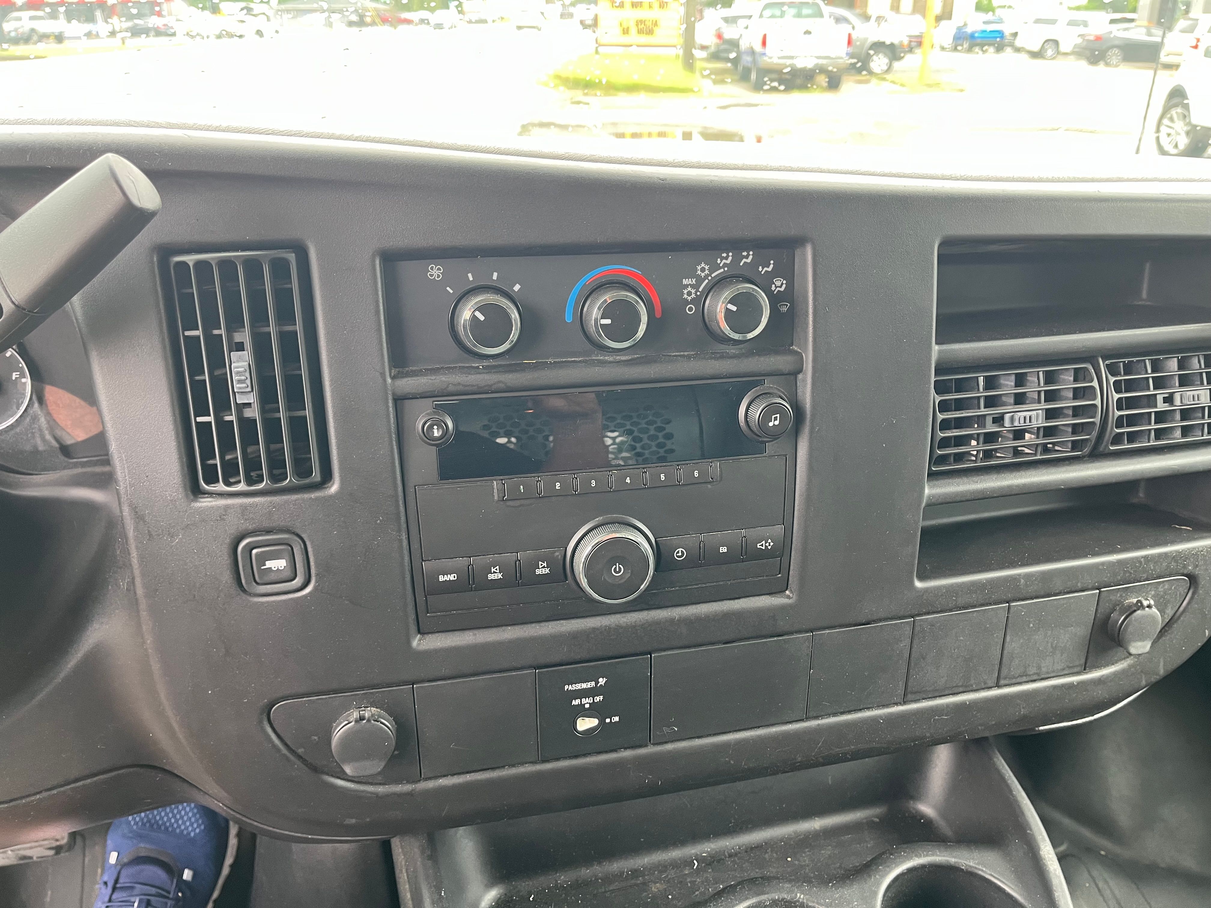 Used 2010 Chevrolet Express 2500 RWD image 17
