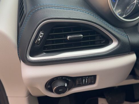 Used 2021 Chrysler Pacifica Touring-L image 12