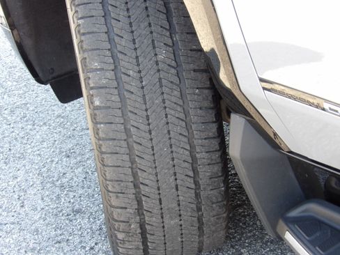 Used 2024 GMC Sierra EV Denali AWD/4WD image 17