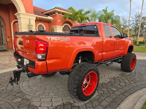 Used 2017 Toyota Tacoma TRD Sport image 8