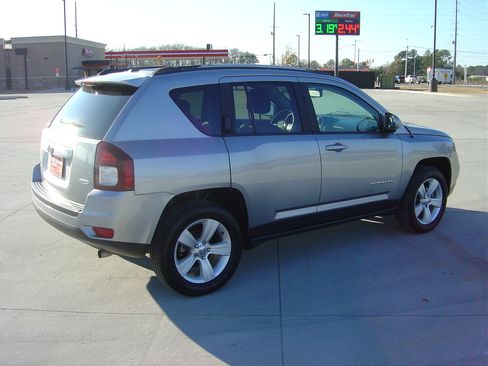 Used 2016 Jeep Compass Latitude image 4