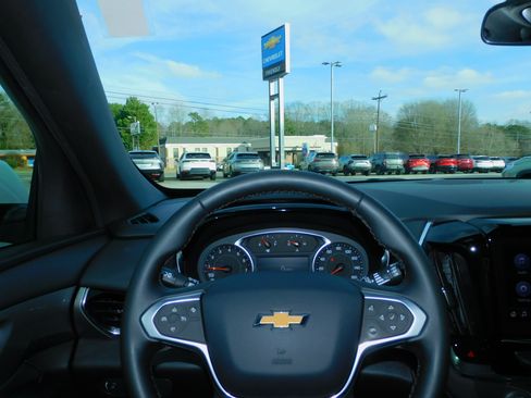 Used 2023 Chevrolet Traverse LT image 2