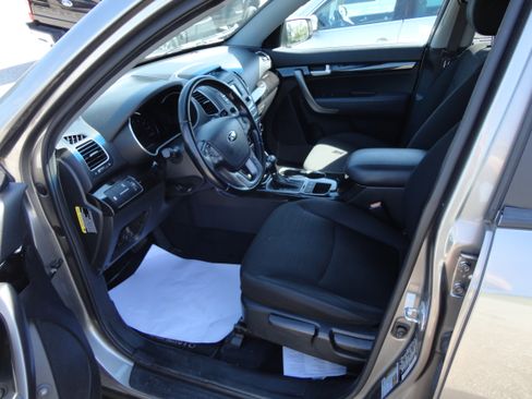 Used 2014 Kia Sorento AWD LX image 7