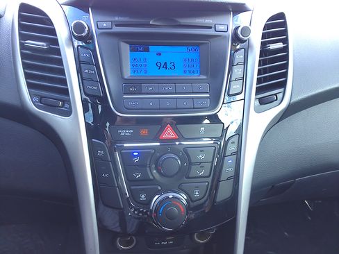 Used 2017 Hyundai Elantra GT image 15
