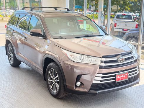 Used 2017 Toyota Highlander AWD V6 image 1