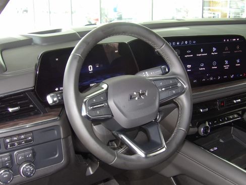 Used 2025 Chevrolet Suburban Z71 image 17