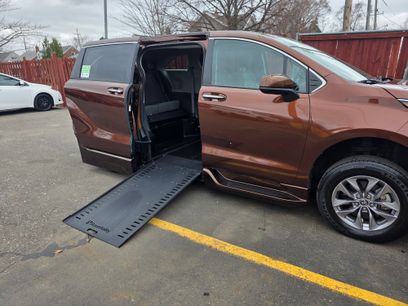 Used 2022 Toyota Sienna XLE