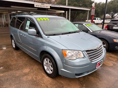 Used 2010 Chrysler Town & Country Touring image 2