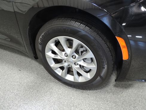Used 2024 Chrysler Pacifica Touring-L AWD image 14