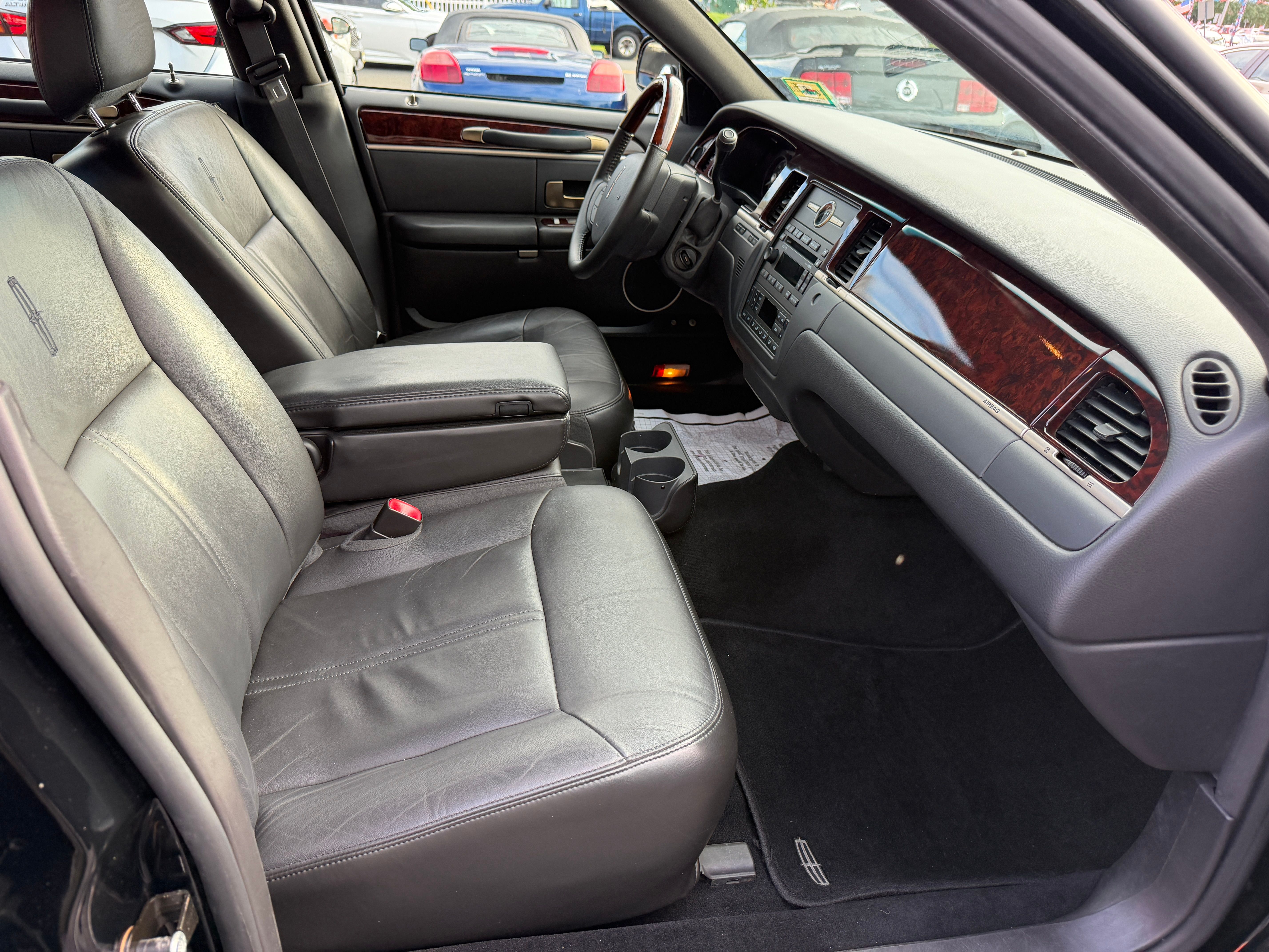 Used 2009 Lincoln Town Car Signature Limited RWD image 21