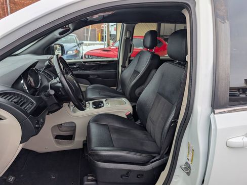 Used 2019 Dodge Grand Caravan SXT image 6