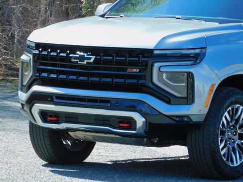 Used 2025 Chevrolet Suburban Z71 image 9