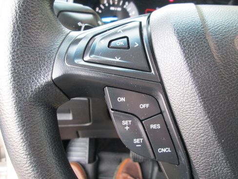 Used 2017 Ford Edge SE image 21