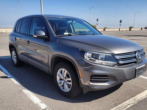 Used 2012 Volkswagen Tiguan S image 4