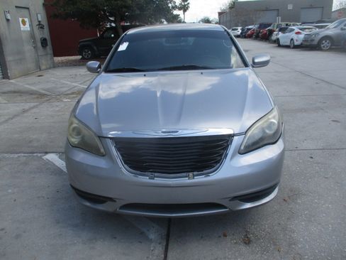 Used 2014 Chrysler 200 LX image 4