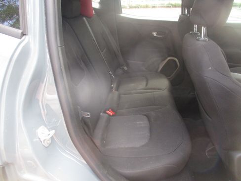 Used 2016 Jeep Renegade Latitude FWD image 15