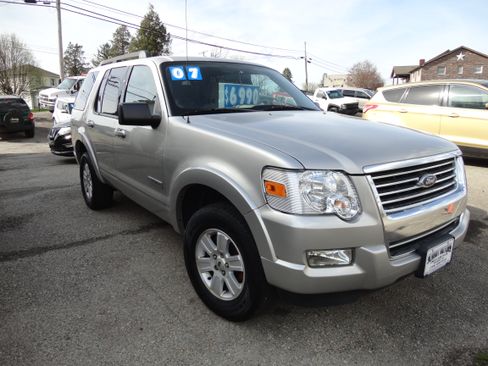 Used 2007 Ford Explorer XLT image 3