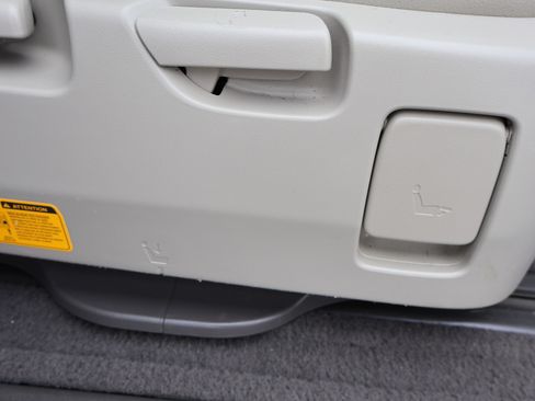 Used 2013 Toyota Sienna XLE image 16