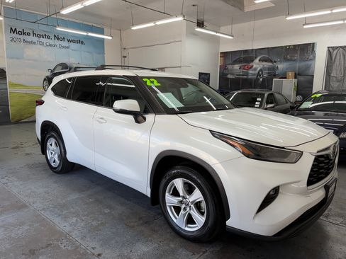 Used 2022 Toyota Highlander FWD LE V6 image 9
