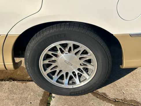 Used 2001 Lincoln Town Car Signature image 24