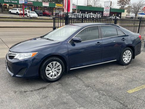 Used 2014 Toyota Camry LE image 3