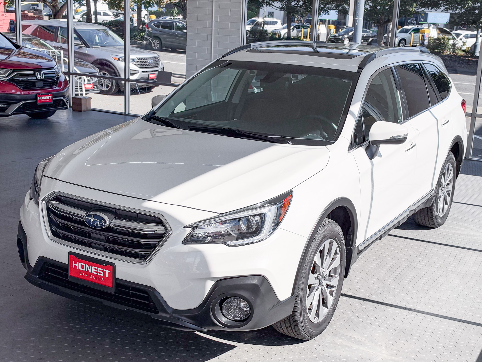 Used 2018 Subaru Outback 3.6R Touring AWD/4WD image 3