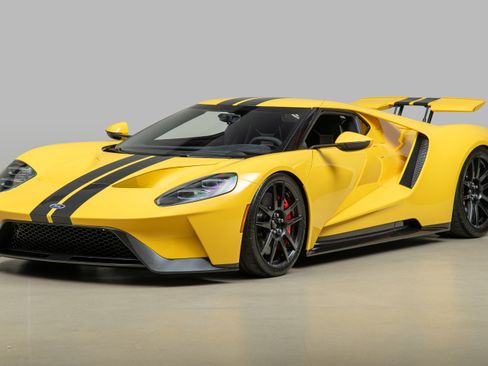 Used 2021 Ford GT Carbon Series RWD image 3