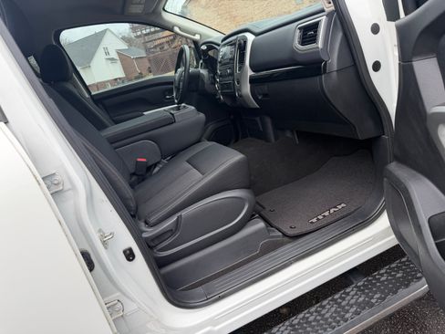 Used 2018 Nissan Titan SV image 52