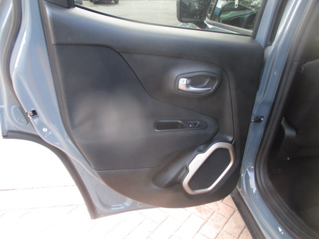 Used 2016 Jeep Renegade Latitude FWD image 25