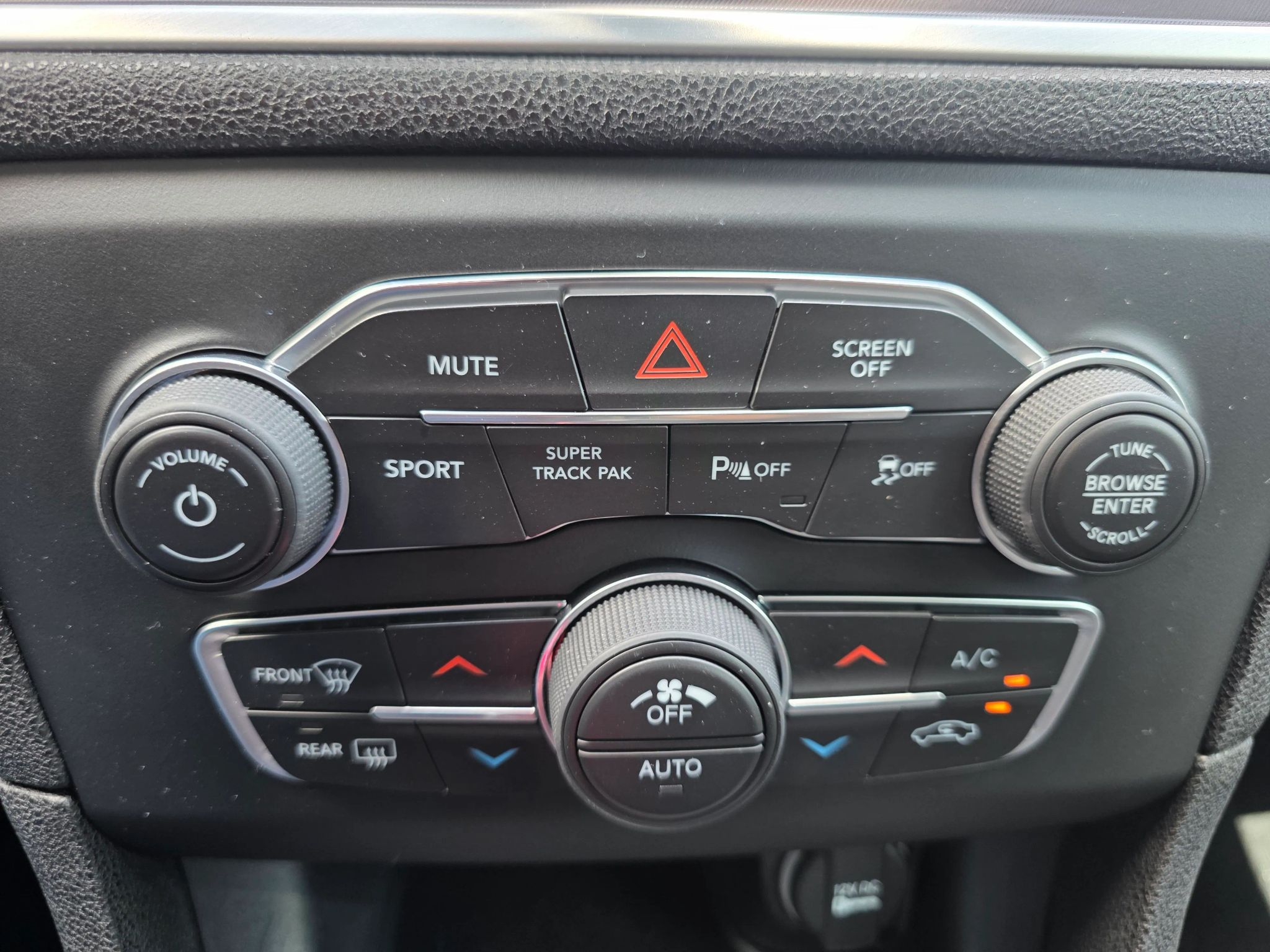 Used 2019 Dodge Charger SXT RWD image 12