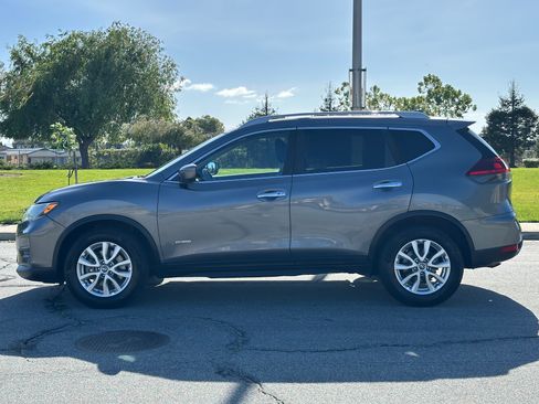 Used 2018 Nissan Rogue image 2