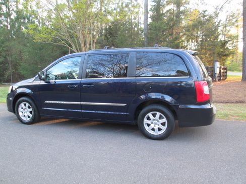 Used 2012 Chrysler Town & Country Touring image 2