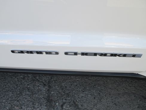 Used 2018 Jeep Grand Cherokee 4WD Limited w/ Off Road Group image 12