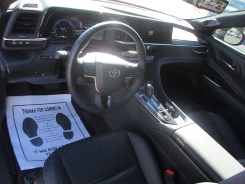 Used 2025 Toyota Crown Signia Limited image 4