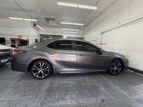 Used 2018 Toyota Camry SE Sedan FWD image 7