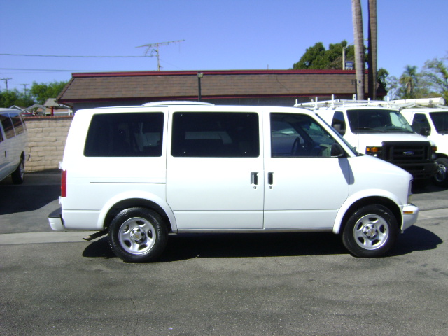 Used 2005 Chevrolet Astro Passenger RWD image 2