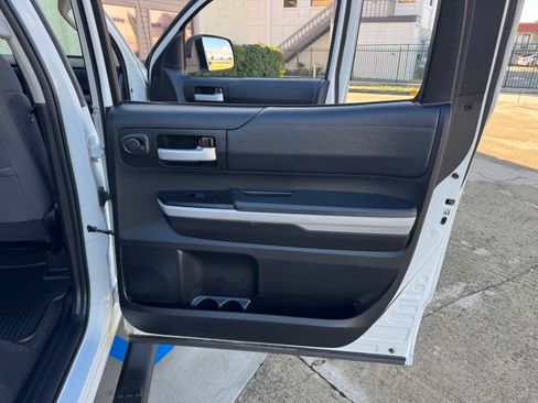 Used 2018 Toyota Tundra SR5 image 32