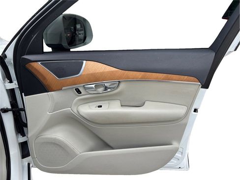 Used 2021 Volvo XC90 T6 Momentum image 46